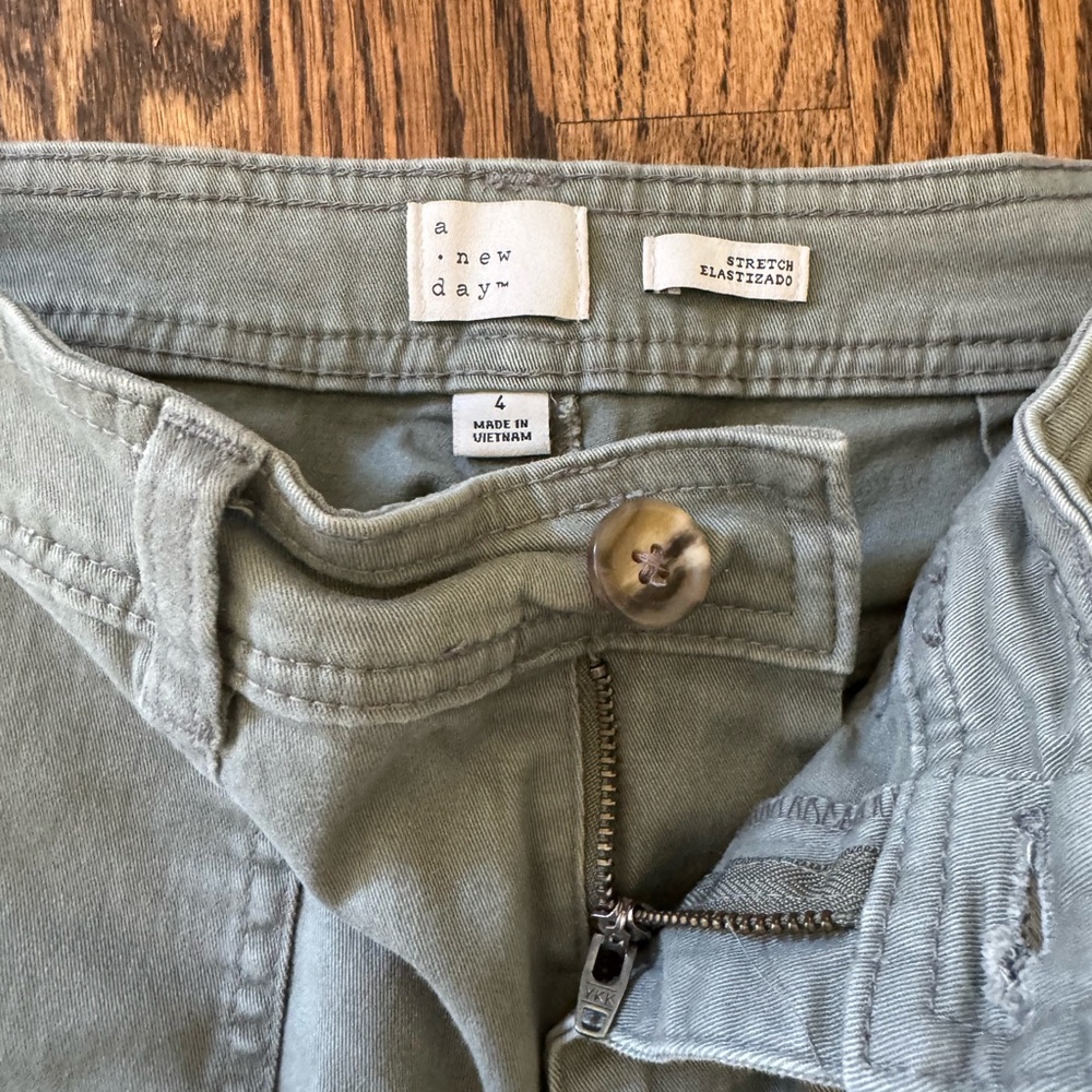 3/$20 ❤️A New Day High Rise Green Pants, size 4 - Picture 2 of 5